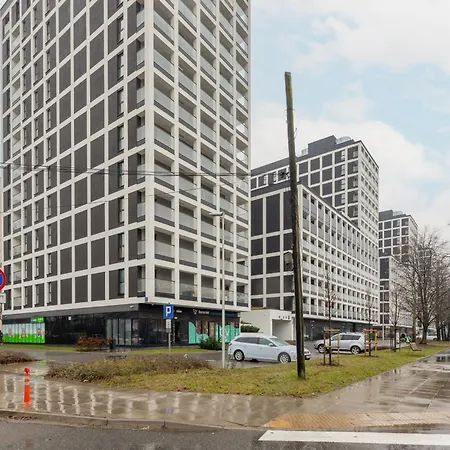 Ideal For Remote Work With Furnished Balcony And Parking By Renters