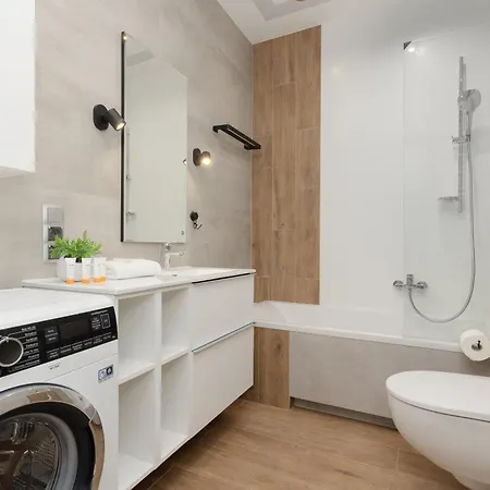 Ideal For Remote Work With Furnished Balcony And Parking By Renters Appartamento