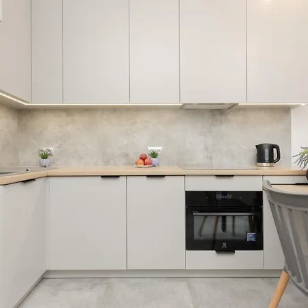 Ideal For Remote Work With Furnished Balcony And Parking By Renters *