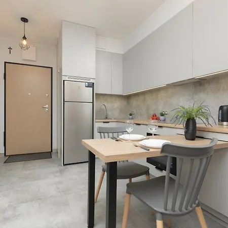 Ideal For Remote Work With Furnished Balcony And Parking By Renters * Varsavia
