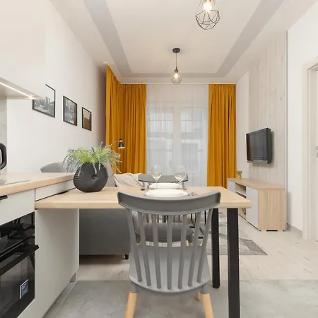 Ideal For Remote Work With Furnished Balcony And Parking By Renters *