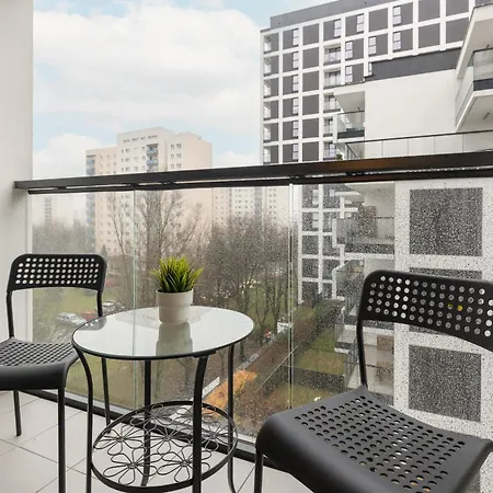 Ideal For Remote Work With Furnished Balcony And Parking By Renters Varsavia